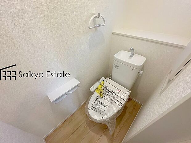 【ウォシュレット付トイレ】「温水清浄便座付きトイレ」は日々の生活を快適にしてくれます。毎日使う場所だからこそ、こだわりたいポイントですね。
