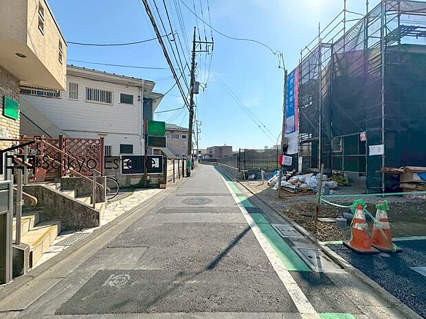 【前面道路】交通量の少ない前面道路ですので、小さなお子様がおられるご家庭でも安心してお住まいいただけます。