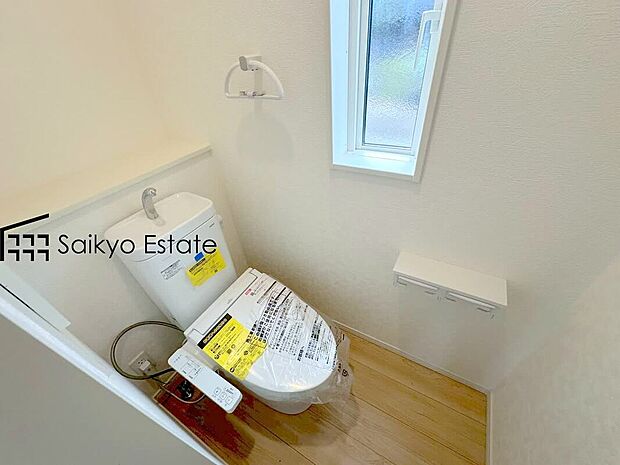 【ウォシュレット付トイレ】「温水清浄便座付きトイレ」は日々の生活を快適にしてくれます。毎日使う場所だからこそ、こだわりたいポイントですね。
