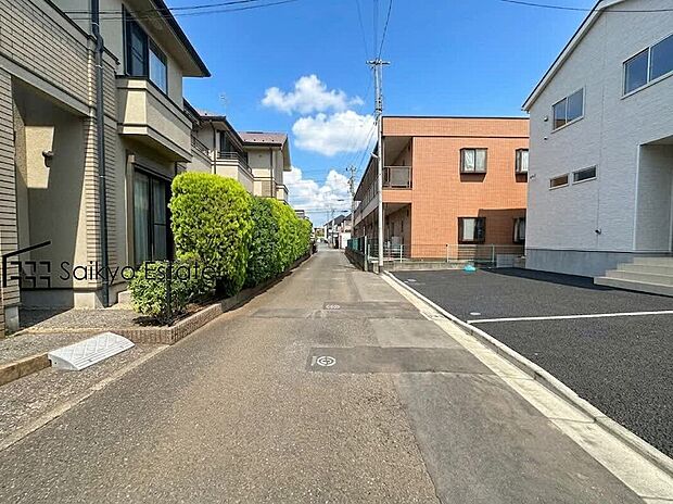 【前面道路】交通量の少ない前面道路ですので、小さなお子様がおられるご家庭でも安心してお住まいいただけます。
