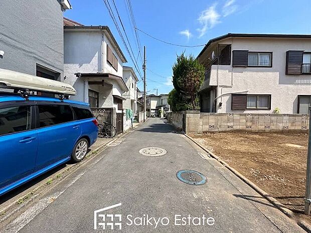 【前面道路】スーパーまで徒歩約1分など、周辺は商業施設が充実した暮らし便利な立地です！急なお買い物も安心です♪