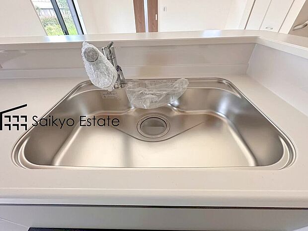 【浄水器】「浄水器」をスリムに内蔵したハンドシャワー式の水栓金具です。シンクもスッキリ！
