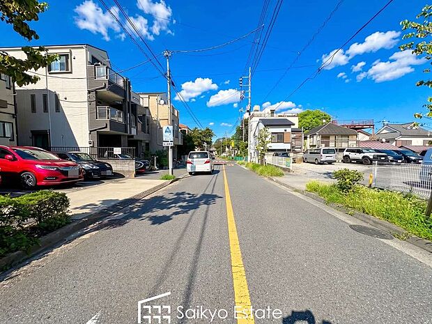 【現地写真】小学校まで徒歩約2分、中学校まで徒歩約13分でお子様が無理なく通える距離です。保育園や幼稚園も近くに多数あり、子育てファミリーには嬉しい環境です!