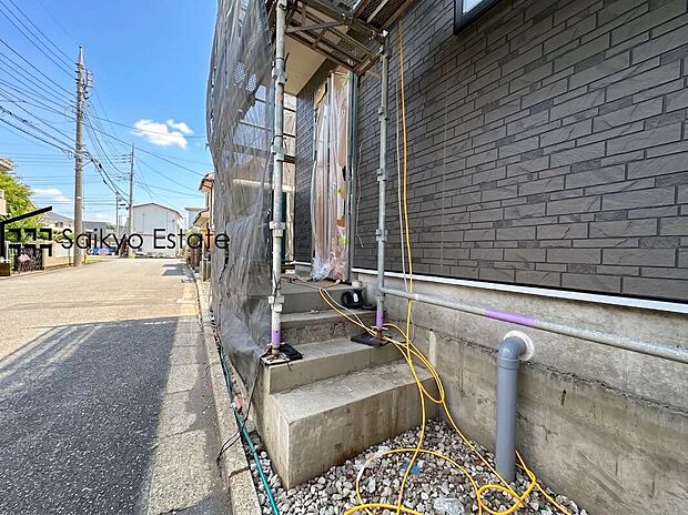 【玄関】家の顔となる玄関は、格調高いデザイン性が求められます。高級感と断熱性、防犯性に優れた玄関ドアを標準装備。