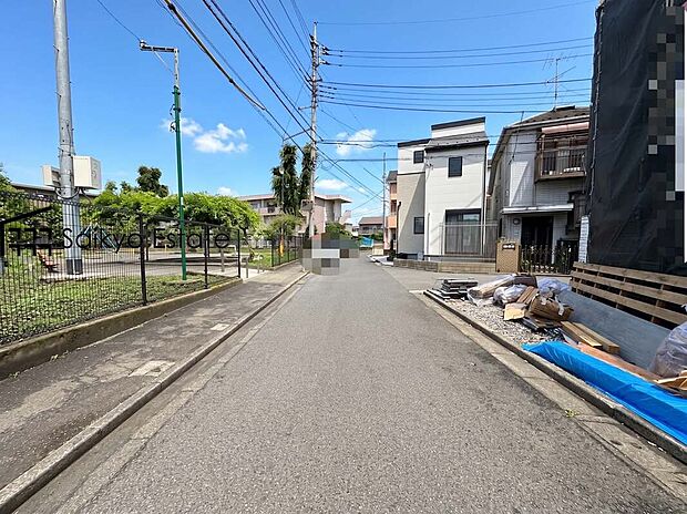 【前面道路】前面道路、幅員がございますので、駐車もスムーズに行えます!駐車が少し苦手なママさんでも安心ですね♪