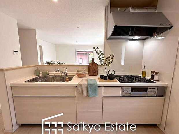 【キッチン【施工例】】リビングにいる家族とコミュニケーションをとりながら作業が出来る人気のカウンターキッチン。お子様がリビングにいても目が届くので安心です。