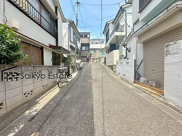 【前面道路】交通量の少ない前面道路ですので、小さなお子様がおられるご家庭でも安心してお住まいいただけます。