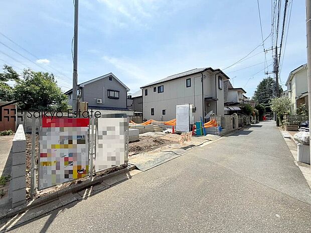 【前面道路を含む現地写真】現地周辺には、保育園、小学校、中学校など教育施設が徒歩圏内に点在。お子様を目の届く範囲で通学させることができ、家族に安心なロケーションです。