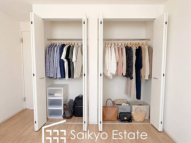 【収納】クローゼット付きの居室は、洋服や荷物など仕分けができるので、お子様も整理整頓がしっかりできますね。※衣類や小物類はCG加工しています。


