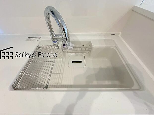 【浄水器】「浄水器」をスリムに内蔵したハンドシャワー式の水栓金具です。シンクもスッキリ！
