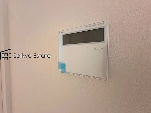 【床暖房】「リビング床暖房」は、空気を汚さずに室内を快適な温度に保ってくれます。お子様でも安心してつける事ができる暖房器具です。
