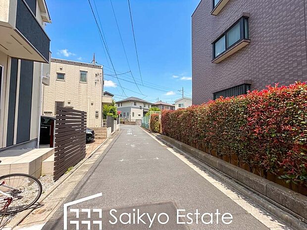 【前面道路】小学校まで徒歩約6分、中学校まで徒歩約10分でお子様が無理なく通える距離です。保育園や幼稚園も近くに多数あり、子育てファミリーには嬉しい環境です！コンビニまで徒歩約3分で急なお買い物も安心です！
