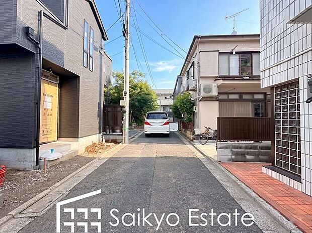 【前面道路】お車の出し入れがスムーズに出来る前面道路になります。ストレスを感じる事なく出来ますので駐車苦手な方もご安心いただけます。
