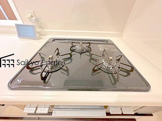 【3口ガスコンロシステム】「3口ガスコンロシステム」はたくさんの料理が同時に作れて便利な上、凹凸が少ないフラットトップなのでお掃除も楽々です。