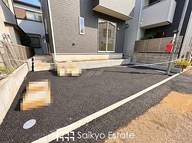 【駐車場】カースペースはアスファルト仕上げの為、雨の日でも足元が気になりません！自転車やバイクを置くスペースもございます！