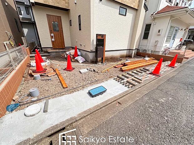 【カースペース】車種によりますが、駐車スペースは2台可能です！来客時などに便利な他、セカンドカーをお持ちの方、購入をご検討の方は必見です！