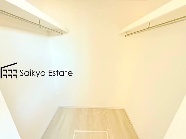 【WIC(施工例)】リビング、洋室2部屋にWIC付き!ひと目で収納物を確認できるウォークインクローゼットは、ゆとりの広さを備えた大型収納。衣装ケースなどを置く事で更に収納力をアップできます!