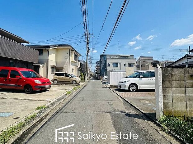 【前面道路】周辺は公園や緑地が点在する緑豊かな住環境です。この機会に是非、周辺環境も併せて現地をご覧ください。