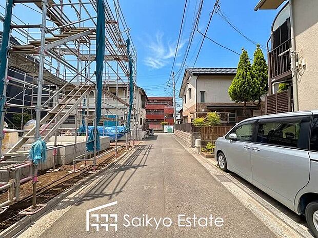 【前面道路を含む現地写真】交通量の少ない前面道路ですので、小さなお子様がいらっしゃるご家庭でも安心してお住まいになれます。
