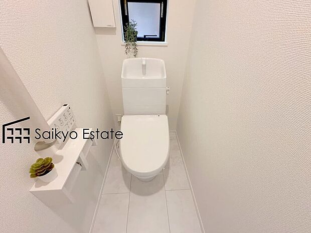 【ウォシュレット付トイレ】「温水清浄便座付きトイレ」は日々の生活を快適にしてくれます。毎日使う場所だからこそ、こだわりたいポイントですね。