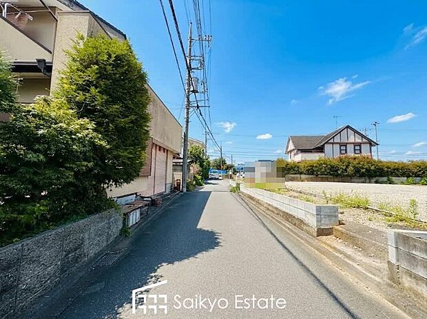 【前面道路】小学校まで徒歩約10分、中学校まで徒歩約6分でお子様が無理なく通える距離です。保育園や幼稚園も近くに多数あり、子育てファミリーには嬉しい環境です!スーパーまで徒歩約5分で急なお買い物も安心です!