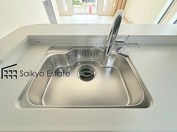【浄水器】「浄水器」をスリムに内蔵したハンドシャワー式の水栓金具です。シンクもスッキリ!
