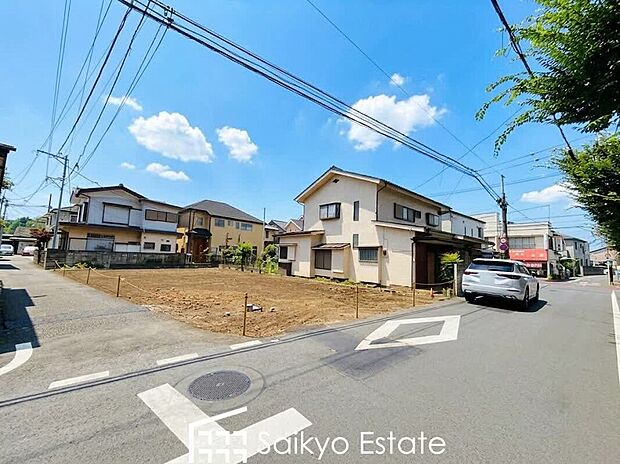 【前面道路を含む現地写真】お車の出し入れがスムーズに出来る前面道路になります。ストレスを感じる事なく出来ますので駐車苦手な方もご安心いただけます。