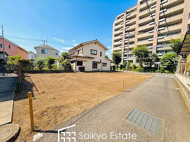 【前面道路を含む現地写真】交通量の少ない前面道路ですので、小さなお子様がいらっしゃるご家庭でも安心してお住まいになれます。