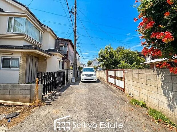 【前面道路】お車の出し入れがスムーズに出来る前面道路になります。ストレスを感じる事なく出来ますので駐車苦手な方もご安心いただけます。