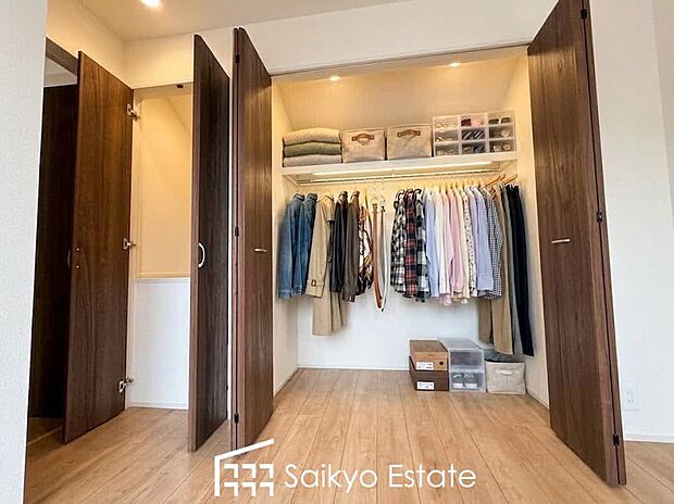 【収納】各居室に収納を設けておりますので、衣類の他にもカバンや小物など何でも収納して、居室の全空間を有効活用できます♪※衣類や小物類はCG加工しています。