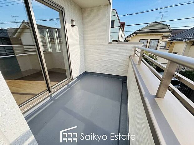 【バルコニー】2部屋から出入りが出来る続きバルコニーは家事動線が良く、沢山の洗濯物やお布団がいっぺんに干せます!南向きで陽当たりも良好です♪