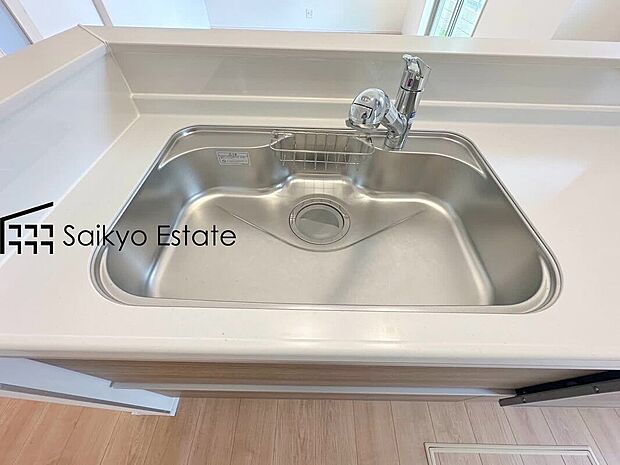 【浄水器】「浄水器」をスリムに内蔵したハンドシャワー式の水栓金具です。シンクもスッキリ!