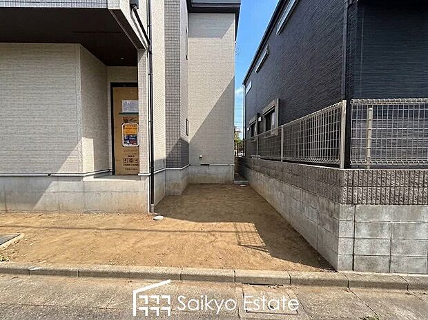 【駐車場】カースペースはコンクリート仕上げの為、雨の日でも足元が気になりません！自転車やバイクを置くスペースもございます！