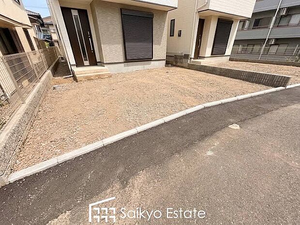 【駐車場(A号棟)】車種にもよりますが駐車2台可能です!来客時などに便利な他、セカンドカーをお持ちの方、購入をご検討の方は必見です!