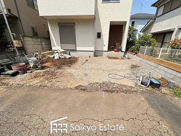 【駐車スペース】車種によりますが、駐車スペースは2台可能です！来客時などに便利な他、セカンドカーをお持ちの方、購入をご検討の方は必見です！
