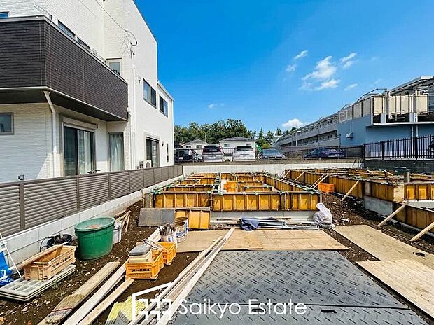 【前面道路】小学校まで徒歩約14分、中学校まで徒歩約11分でお子様が無理なく通える距離です。保育園や幼稚園も近くに多数あり、子育てファミリーには嬉しい環境です！