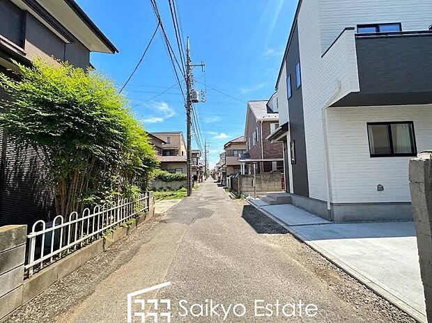 【前面道路】交通量の少ない前面道路ですので、小さなお子様がおられるご家庭でも安心してお住まいいただけます。
