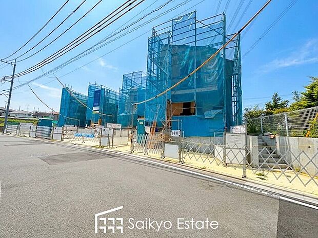 【現地外観】周囲にはスーパーをはじめとした買い物施設も揃っています。住みやすさと利便性を兼ね備えた環境です。