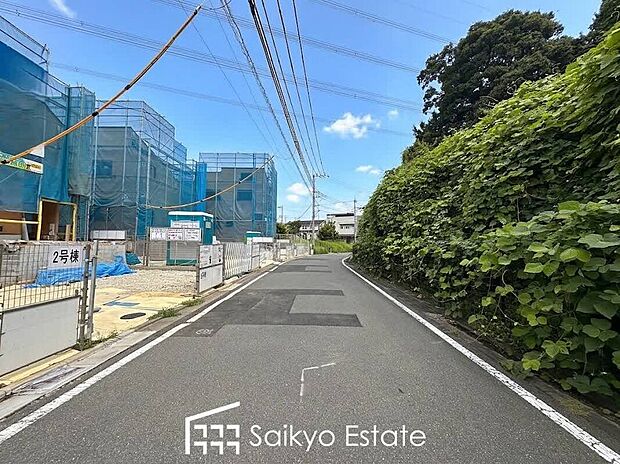 【前面道路】子育てにも嬉しい、緑豊かな自然が広がる閑静な住宅地、南向きの邸宅です。この機会に是非現地をご覧ください。