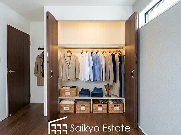 【収納】各居室に収納を設けておりますので、衣類の他にもカバンや小物など何でも収納して、居室の全空間を有効活用できます♪※衣類や小物類はCG加工しています。