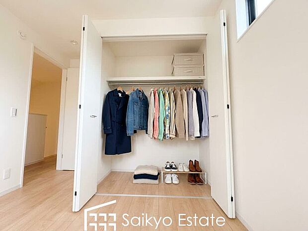 【収納】クローゼット付きの居室は、洋服や荷物など仕分けができるので、お子様も整理整頓がしっかりできますね。※衣類や小物類はCG加工しています。
