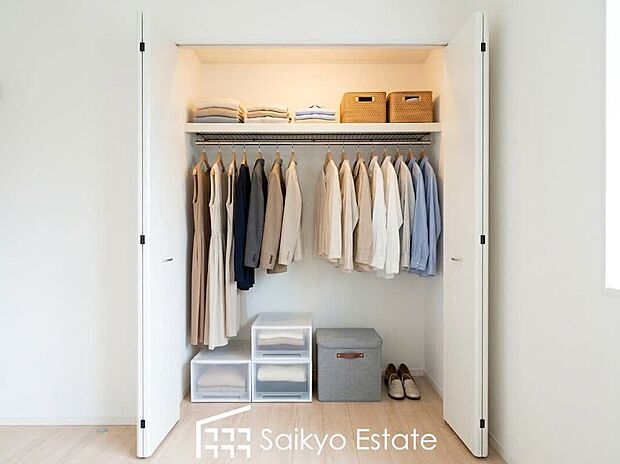 【収納】居室に収納を設けておりますので、衣類の他にもカバンや小物など何でも収納して、居室の全空間を有効活用できます♪※衣類や小物類はCG加工しています。