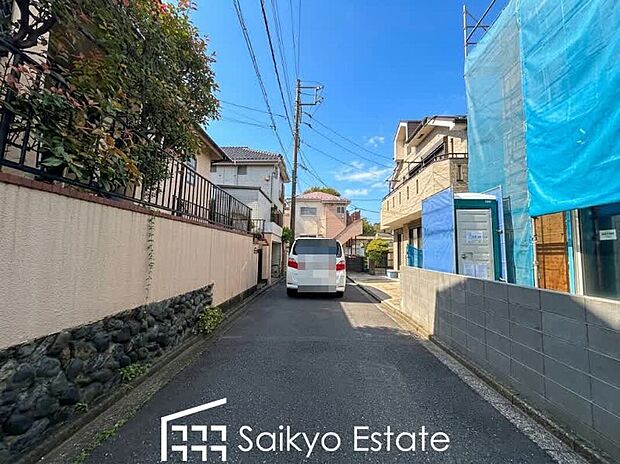 【前面道路を含む現地写真】現地周辺には、保育園、小学校、中学校など教育施設が徒歩圏内に点在。お子様を目の届く範囲で通学させることができ、家族に安心なロケーションです。