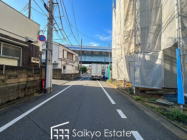【前面道路】お車の出し入れがスムーズに出来る前面道路になります。ストレスを感じる事なく出来ますので駐車苦手な方もご安心いただけます。