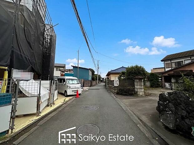 【前面道路】前面道路、幅員がございますので、駐車もスムーズに行えます!駐車が少し苦手なママさんでも安心ですね♪