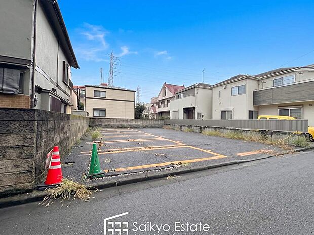 【現地写真】16帖以上の広々LDKに収納付きの居室が3~4部屋!ご家族の会話を重視したリビングイン階段です!A号棟はWICとパントリー付き!B号棟は玄関に土間収納がございます!