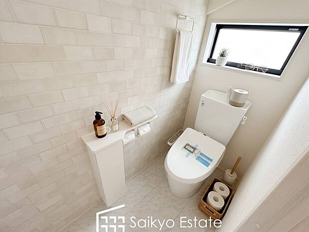 【ウォシュレット付トイレ】「温水清浄便座付きトイレ」は日々の生活を快適にしてくれます。毎日使う場所だからこそ、こだわりたいポイントですね。※備品・小物類はCG加工しています。