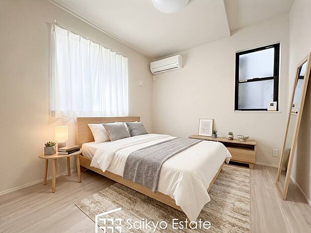 【居室（A号棟）】2面採光で明るく風通しも良好です！天気の良い日は是非窓を開けて空気の入れ替えをしてみるのはいかがでしょうか♪※家具・備品類はCG加工しています。