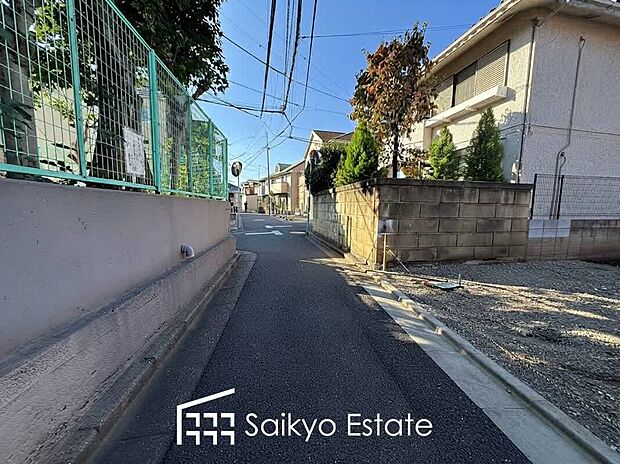 【前面道路】周辺は公園や緑地が点在する緑豊かな住環境です。この機会に是非、周辺環境も併せて現地をご覧ください。