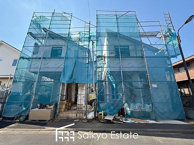 【現地外観】LDK広々17.5帖!リビング上部は吹き抜けのため開放感ございます!収納付きの居室が4部屋!約5帖のロフト付き!床暖房や食洗機、高効率給湯器など充実の設備仕様!